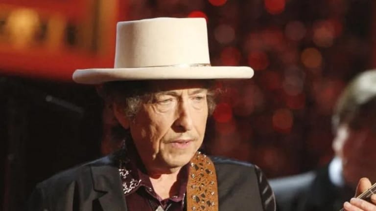 حائز جائزة نوبل للآداب... بوب ديلان يعود لإحياء ليالي باريس!