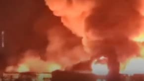 بالفيديو: حريق هائل جرّاء هجوم بالصّواريخ