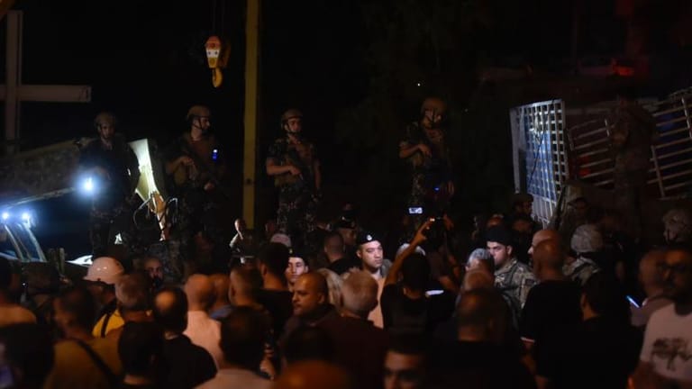 مصدر عسكري لـmtv: صورة المشهدية التي حصلت في الكحالة باتت واضحة لدى المحققين وفي حين لا أسماء محددة بعد بشأن مطلقي النار من "حزب الله" الا ان التحقيقات ستستمر حتى تحديد هوية مطلقي النار