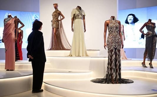 متحف "فيكتوريا وألبرت" يحتفي بأيقونة عارضات الأزياء نعومي كامبل