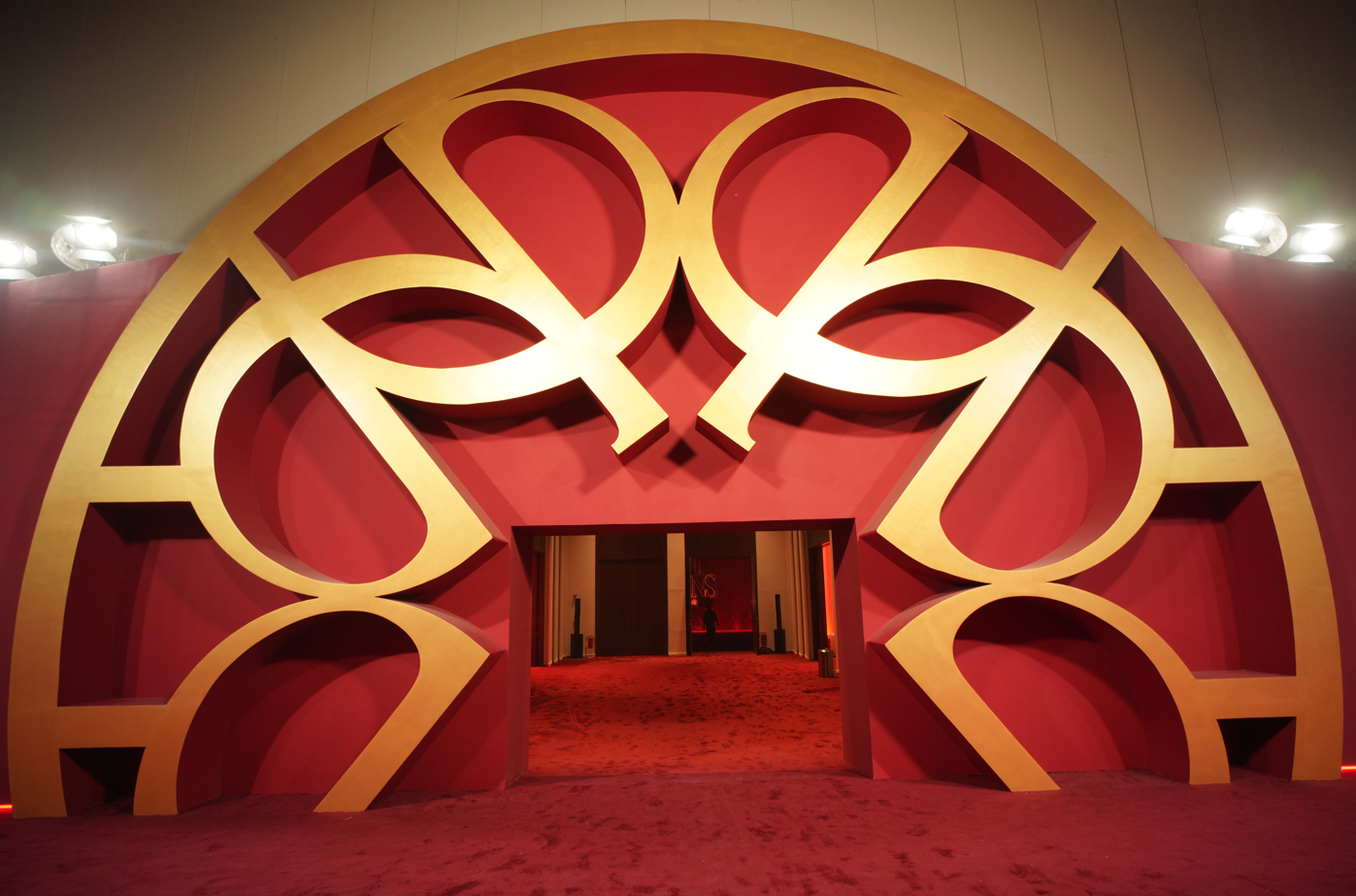 جيلبير حداد... مصمّم الحفلات الذي أضفى سحرًا على عرض إيلي صعب في الرياض