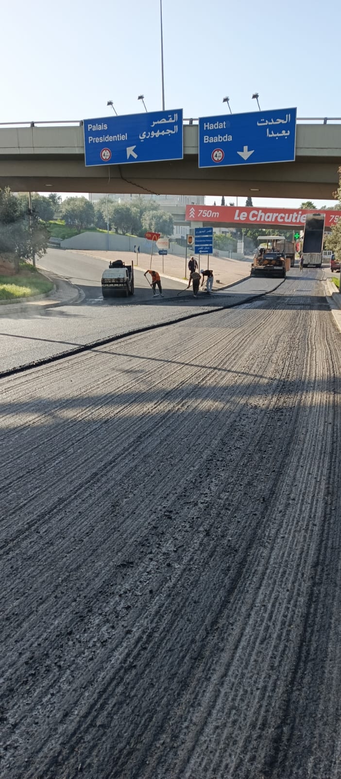 التحكم المروري بالصّورة: أعمال تزفيت في محلة الصياد عند مفرق بعبدا