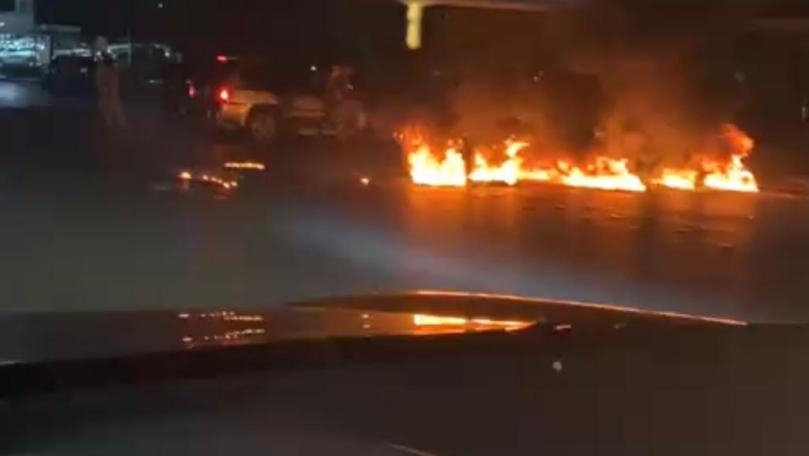 بالصورة: قطع جزئي لاوتوستراد انطلياس بالإطارات المشتعلة