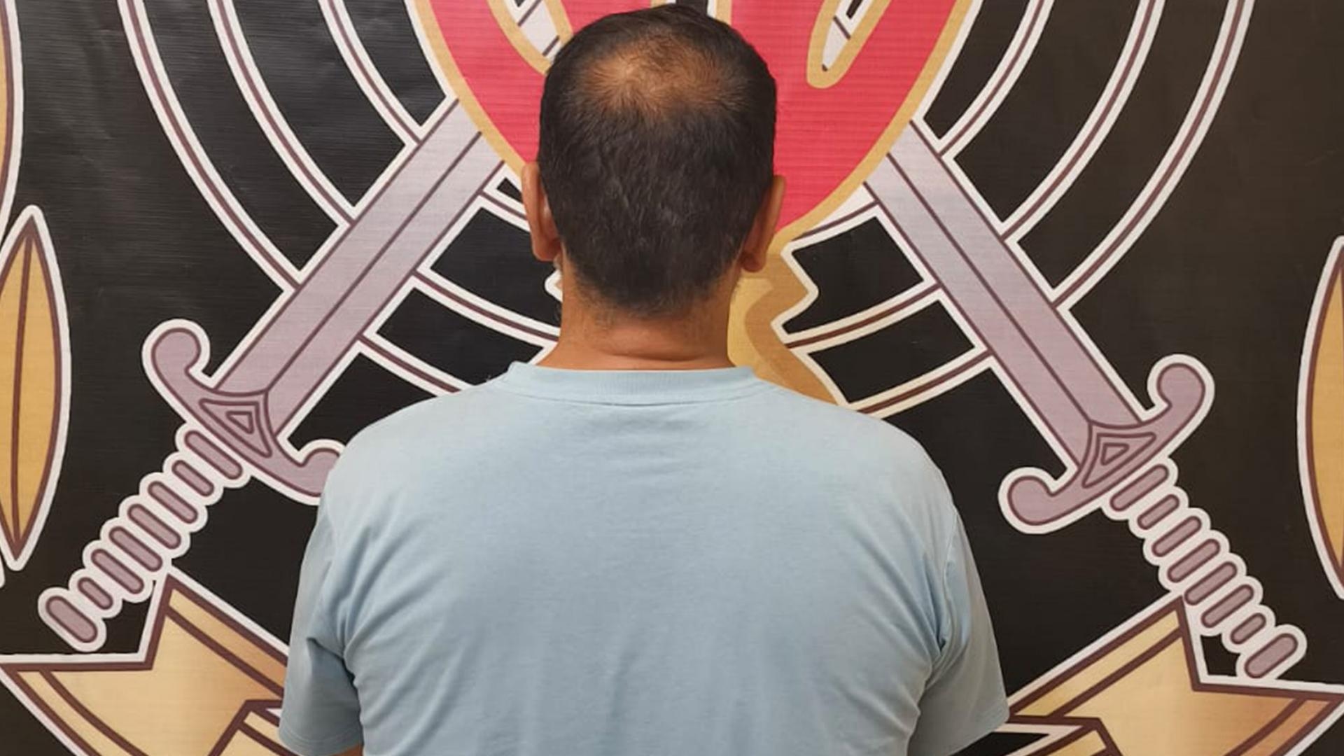 بالصّورة: سرق أموالًا و"كلاشنكوف" من شركات