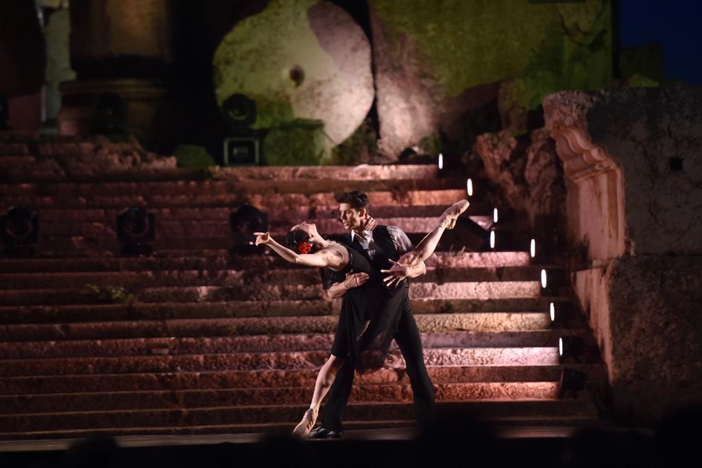 الإيطالي بولي يرقص على آلام اللبنانيين في افتتاح مهرجانات بعلبك