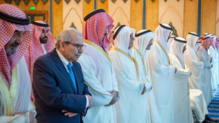 بالصّور... سلام مع ولي العهد السعودي: صلاةٌ ومصافحة