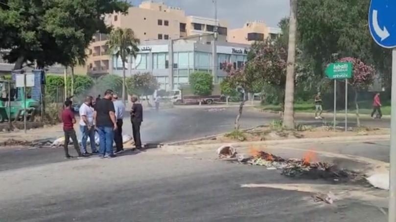 بالصّورة: قطع طريق في جنوب صيدا احتجاجاً على فقدان المازوت والتقنين القاسي