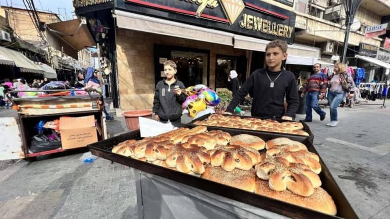 فتيان وأطفال خارج مدارسهم... إلى سوق العمل باكرا!