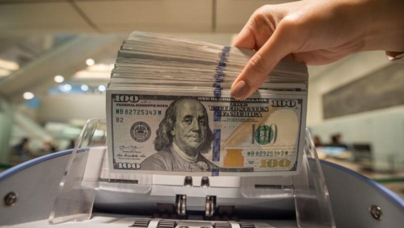 سعر الدولار المصرفي غائب... والمودع مغلوب على أمره