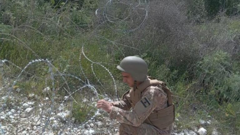 بالصور: الجيش يُزيل عوائق هندسية مُفخخة