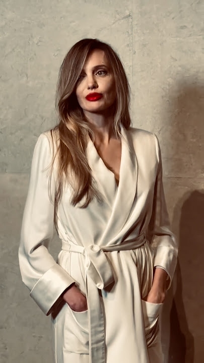 ملامح أنجلينا جولي تثير جدلاً... وهكذا أطلّت بروب أبيض في الصين!