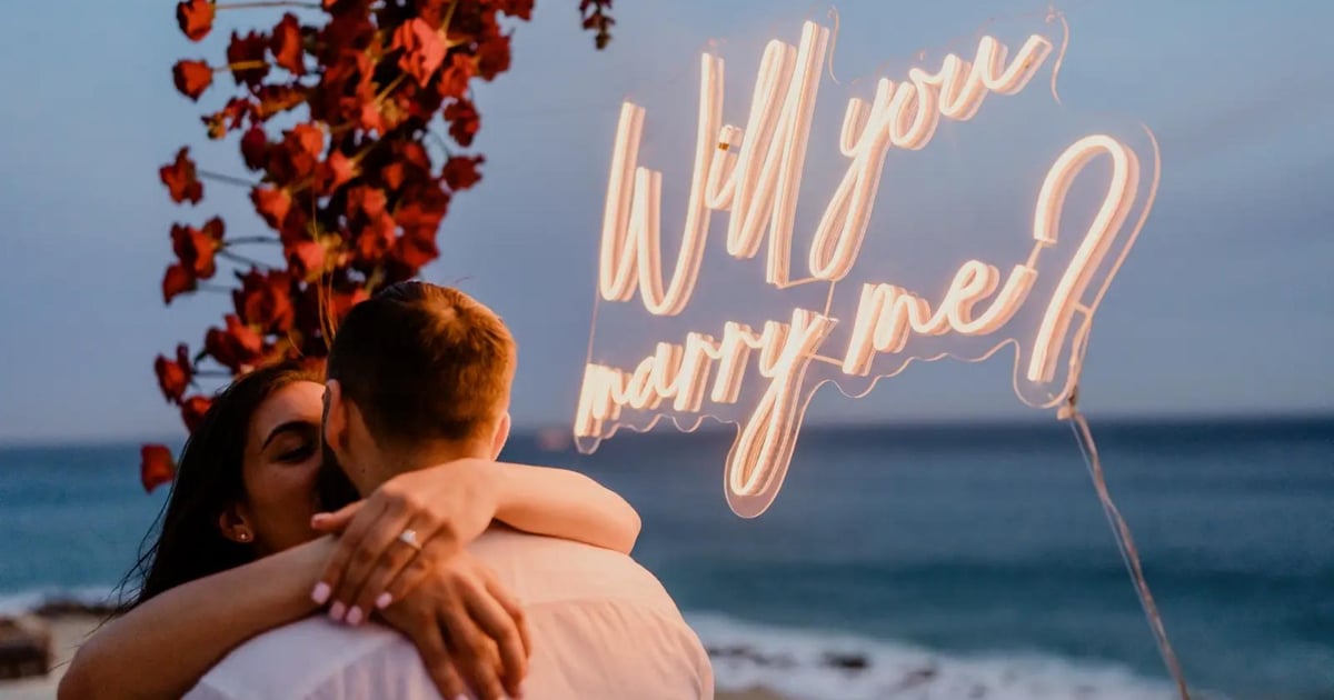 Video: A wave interrupts the proposal