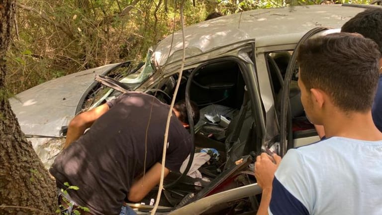 إصابة سيدة بانحراف سيارتها على طريق عام القبيات