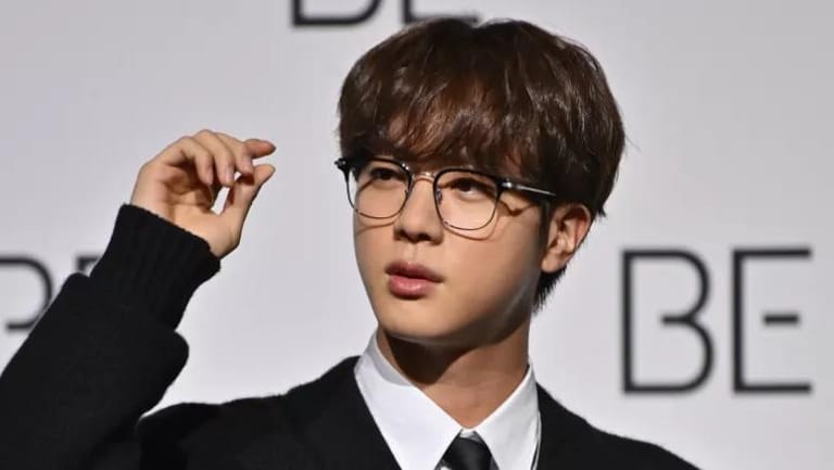 جين عضو فرقة BTS الكورية يحمل الشعلة الأولمبية في أولمبياد باريس 2024