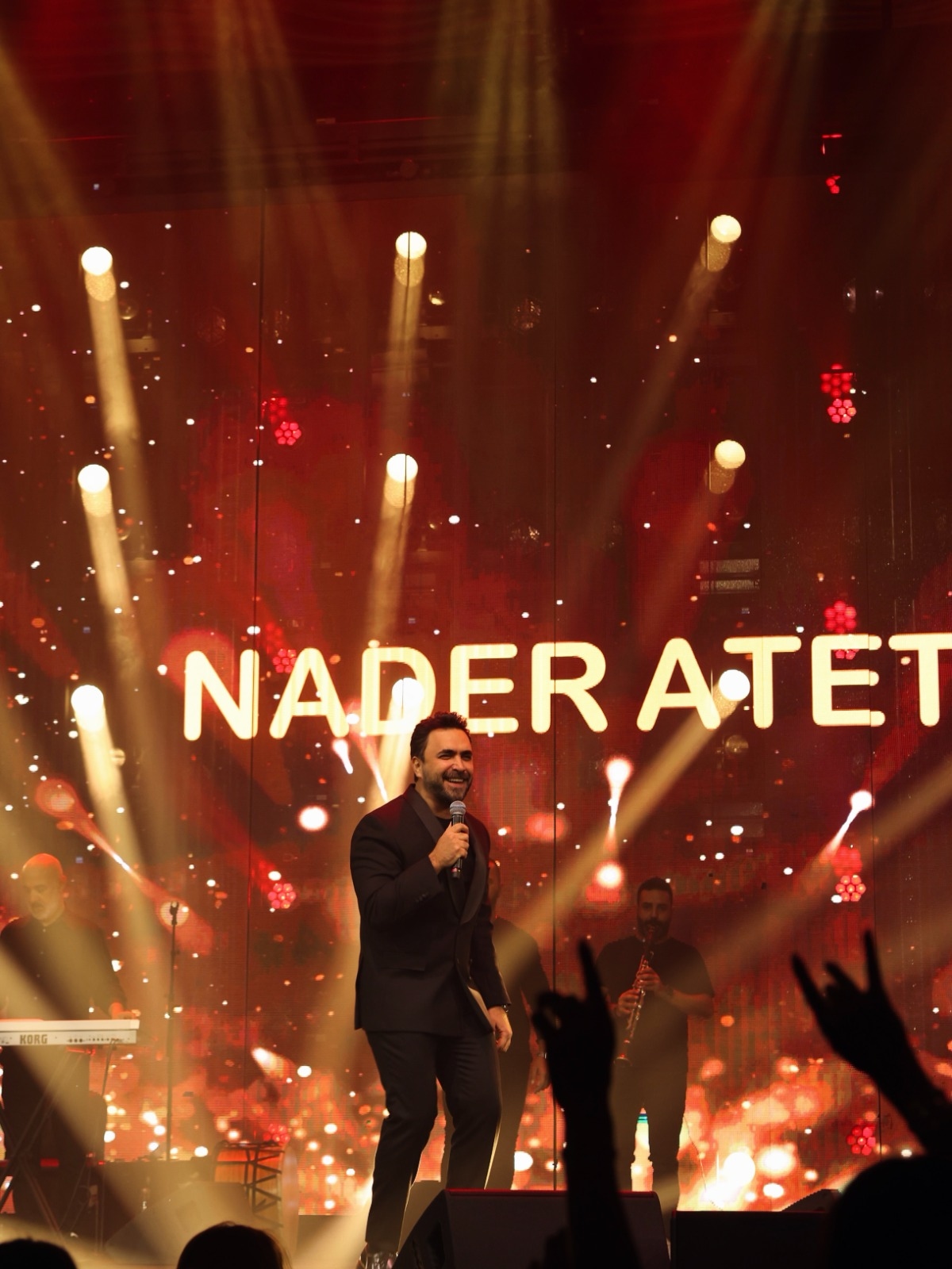 بيروت تضجّ فنًّا وحماسةً على وقع صوت وأجواء نادر الأتات