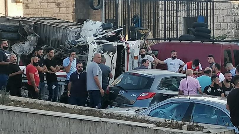 بالصورة: إنقلاب شاحنة عند مستديرة عاليه وزحمة سير على الطريق صعوداً