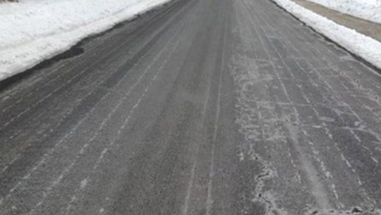 جليد على طرقات الضنية وتوقف السير