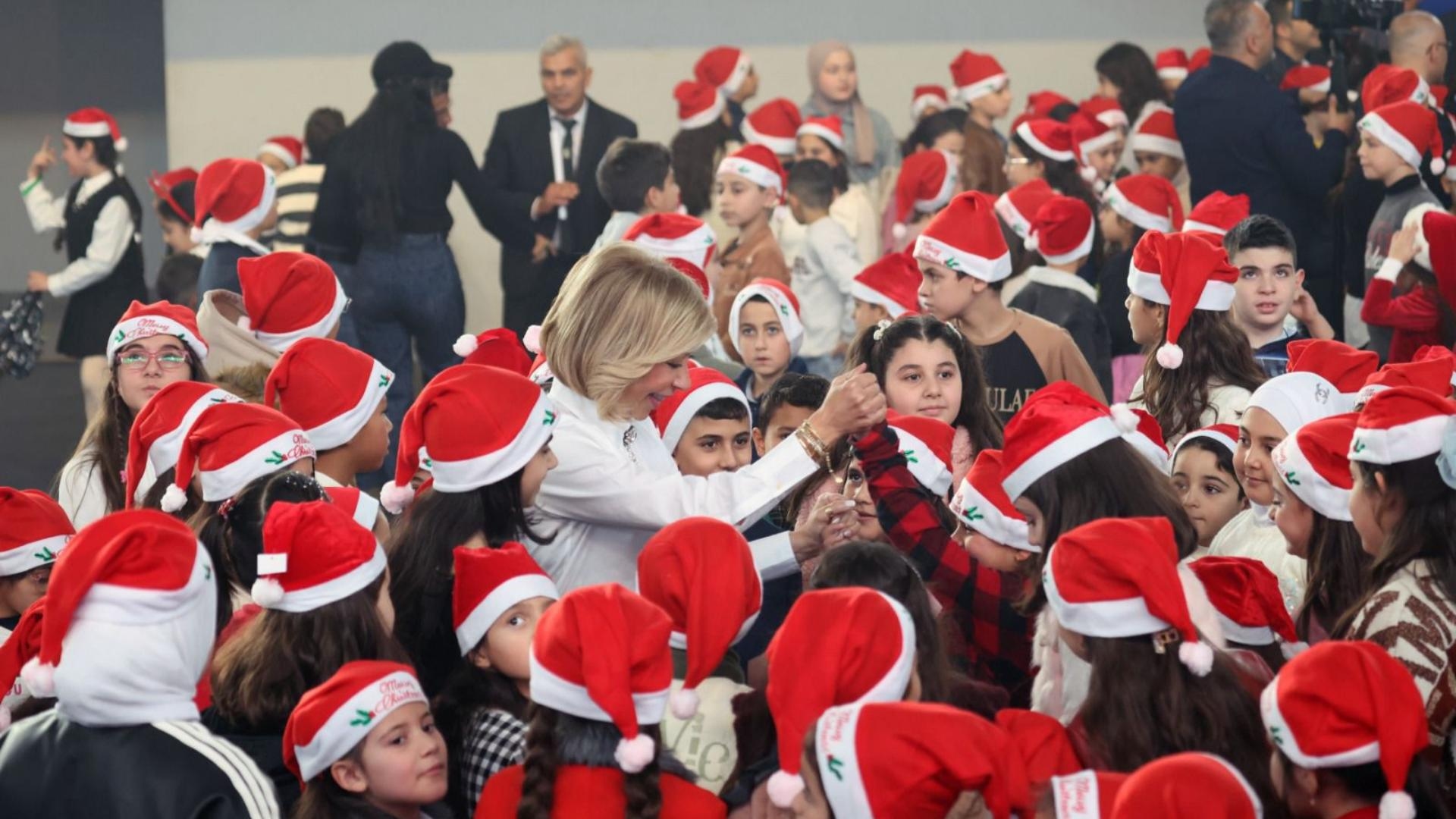 الرئيس عون والسيدة الأولى شاركا أولاد موظفي الرئاسة ولواء الحرس توزيع هدايا العيد