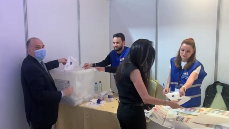 منقارة لـmtv: من المتوقع أن ترتفع نسبة الإقبال على التصويت بعد صلاة الجمعة وبعد الظهر بما أن عددا من اللبنانيين يصلون اليوم إلى المملكة