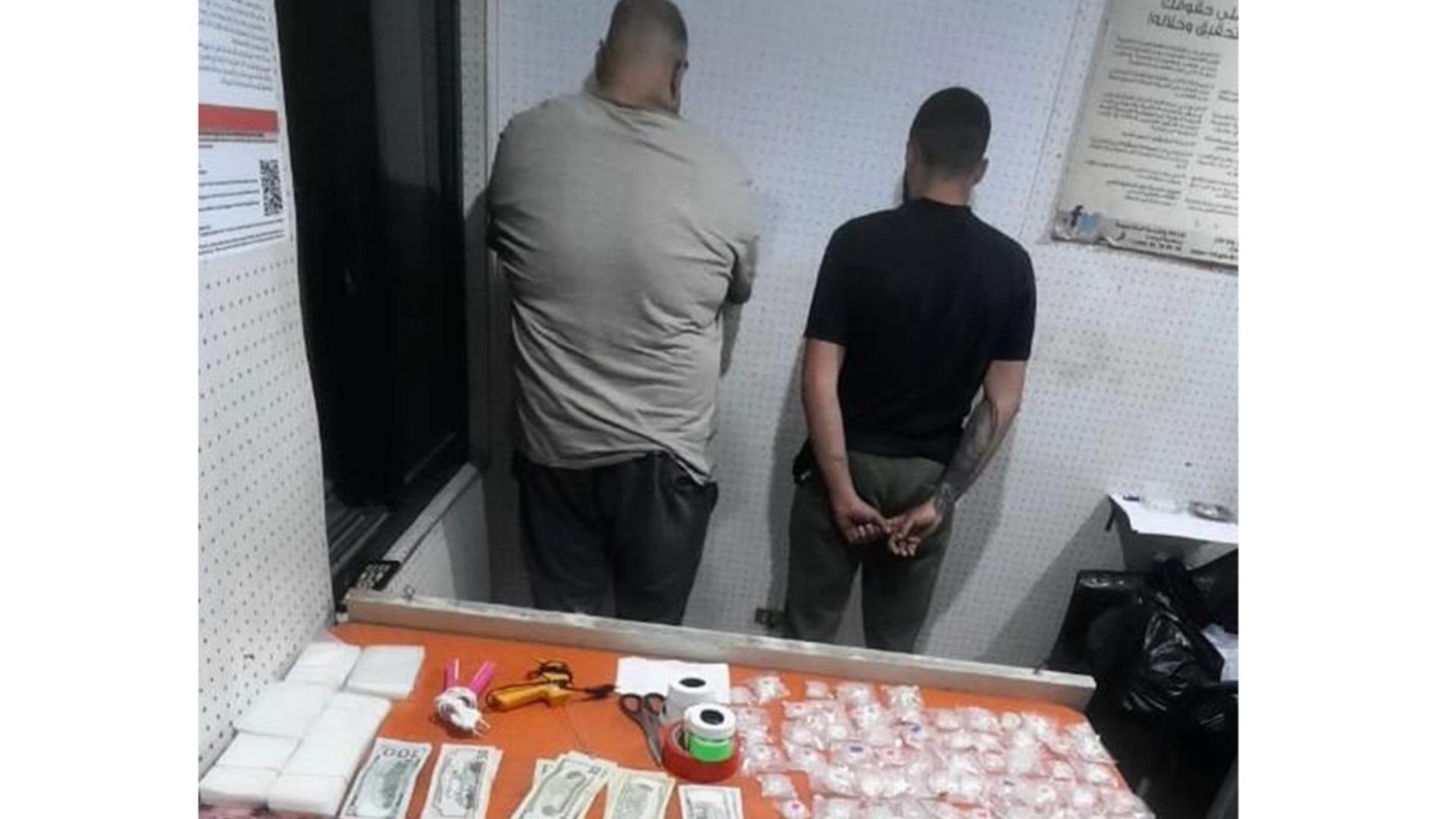 يروّج المخدّرات مع ابنه!