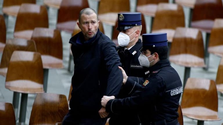 Shouting man interrupts papal audience, taken away by police
