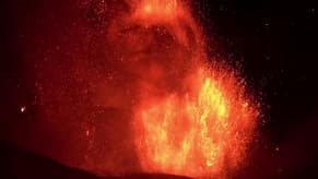 بالفيديو: مشهد يحبس الأنفاس لثوران بركان