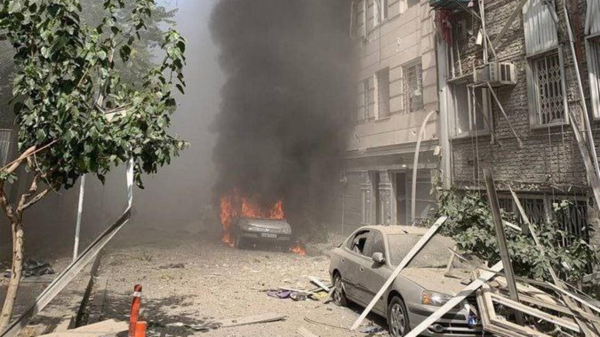 وسائل إعلام إيرانية: قتلى وجرحى بقصف إسرائيلي استهدف شارع "ولي عصر" الحيوي في طهران
