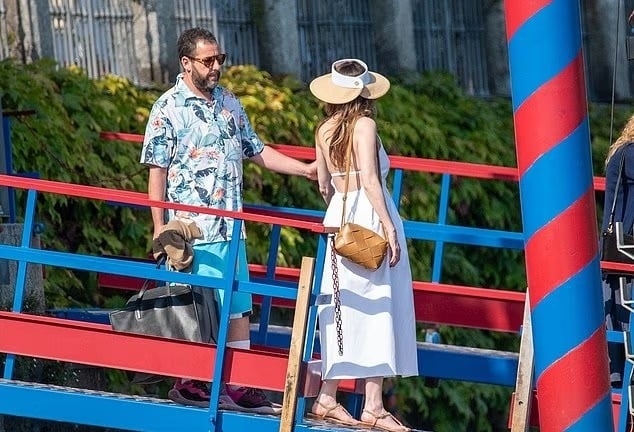 قبيل عرض فيلمه في فينيسيا... مشاهير هوليوود في ضيافة عائلة جورج كلوني في إيطاليا!