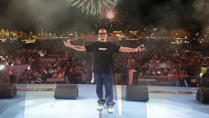حفل كامل العدد... عمرو دياب يشعل موسم جدة وسط 10 آلاف متفرج!