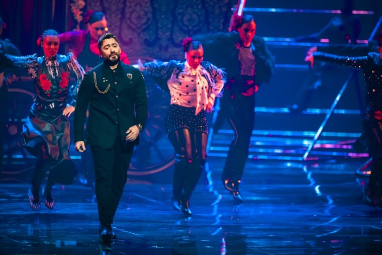 أول تعليق من تامر حسني على "العرض الطائر" في Joy Awards