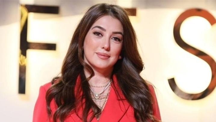 كندة علوش تكشف سر ارتداء رباط ضاغط بشكل دائم