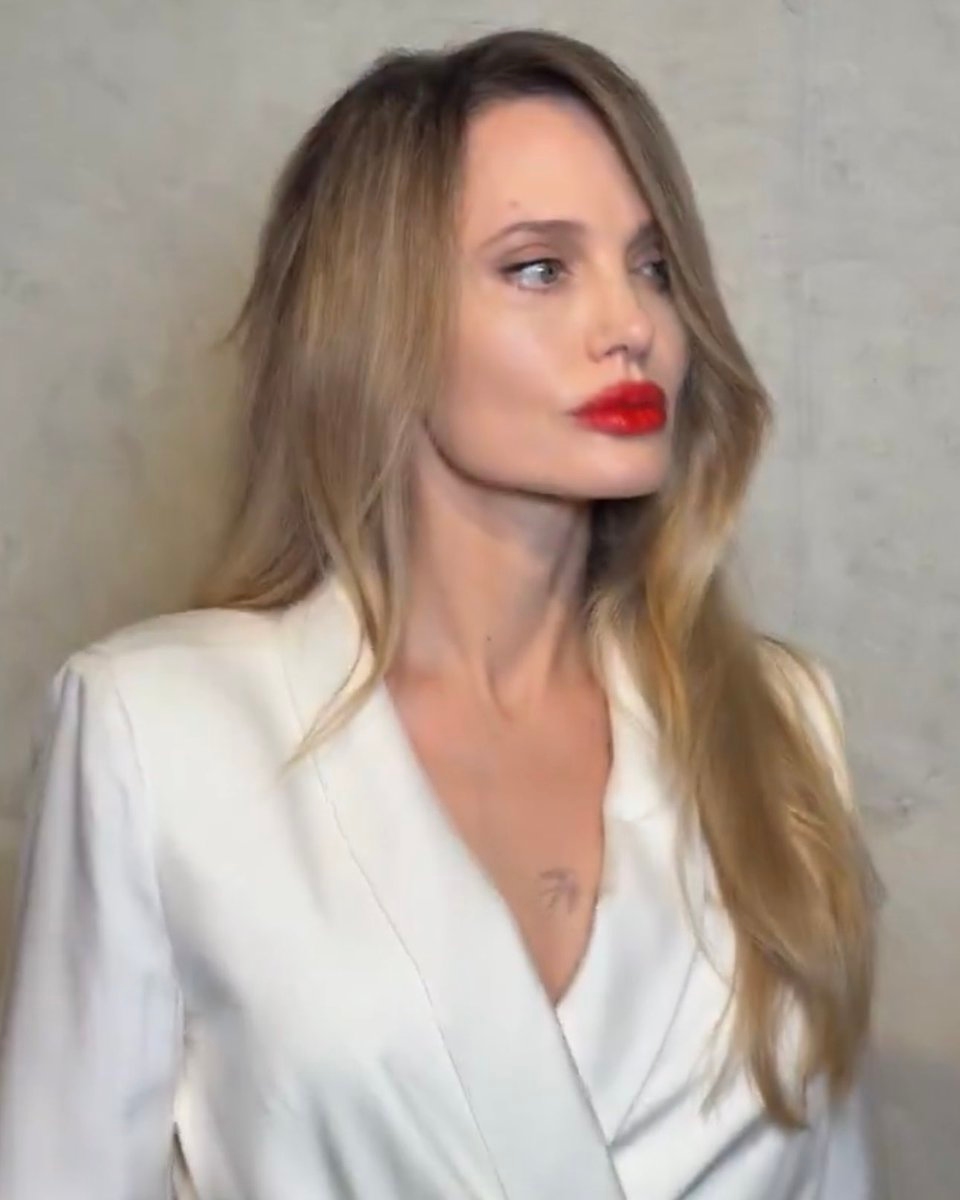 ملامح أنجلينا جولي تثير جدلاً... وهكذا أطلّت بروب أبيض في الصين!