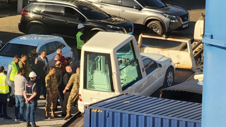 بالصورة: الـPopemobile وصلت