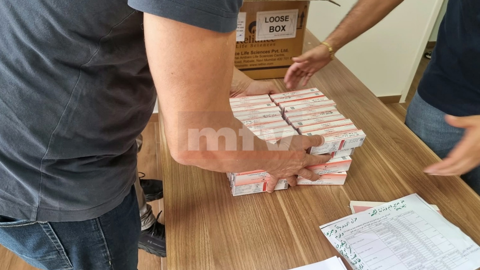 صور حصرية من مداهمة مستودع غاليري سمعان