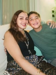 أول ظهور لأنغام برفقة عائلتها بعد تعافيها وعودتها إلى مصر