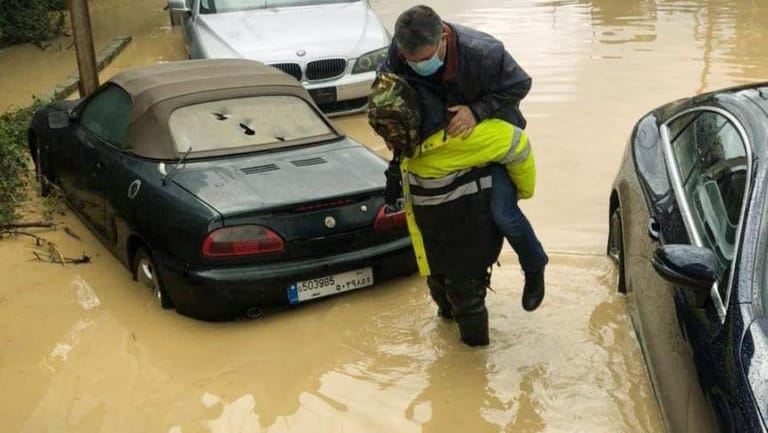 بالصّورة: تبرك مياه الأمطار ومواطنون عالقون