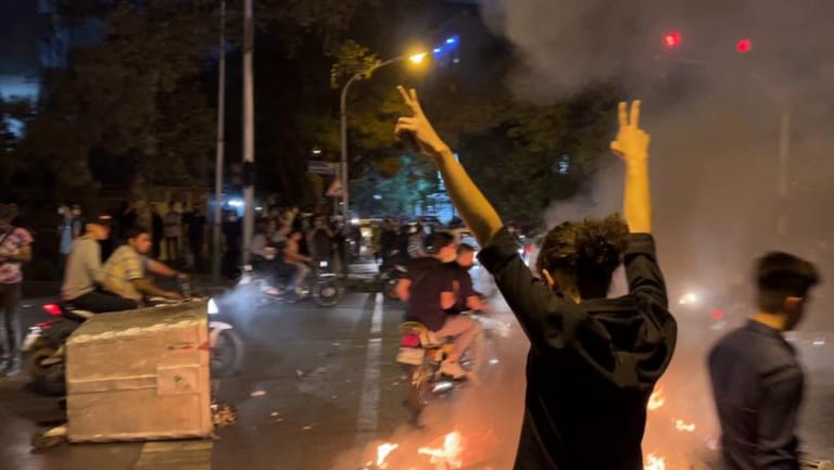 مهسا أميني... جسر بين زمنين