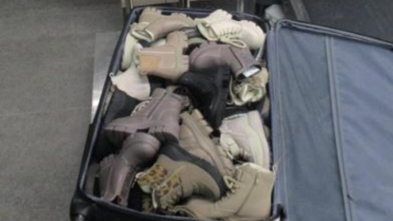 بالصور: حاول تهريب 190 فردة حذاء!