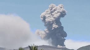 بالفيديو: مشهدٌ مُرعب لثوران بركان