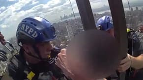 بالفيديو: كادت تسقط من البرج