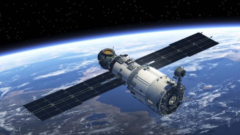 فرنسا وبولندا توقّعان اتفاقاً لبيع قمرين صناعيين فرنسيين لبولندا