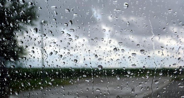 نيسان مُتقلّب: حرّ وأمطار موحلة ثمّ تدنٍّ بالحرارة... وتحذير!