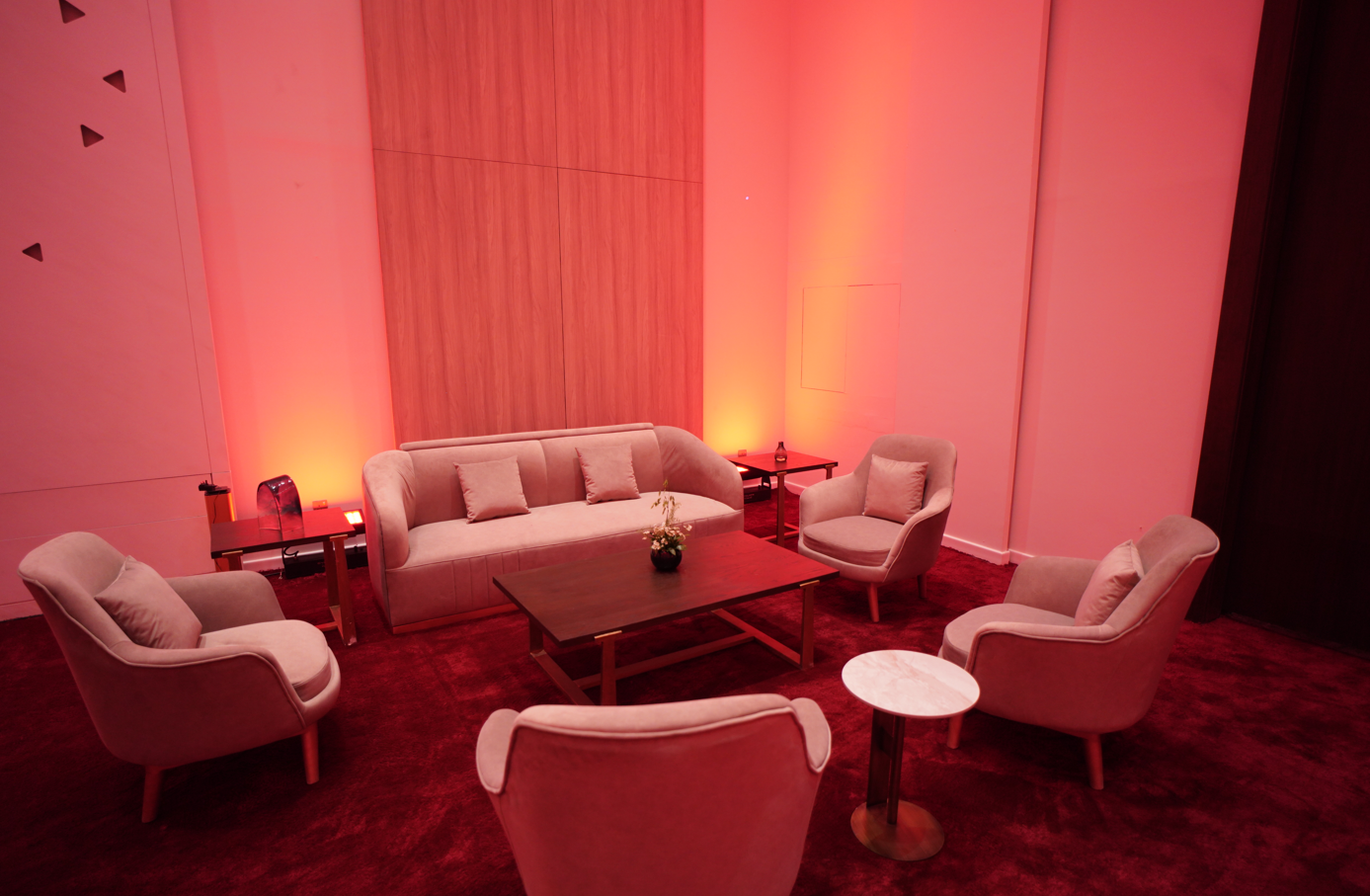 جيلبير حداد... مصمّم الحفلات الذي أضفى سحرًا على عرض إيلي صعب في الرياض