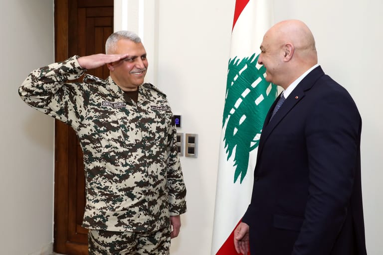 اللواء شقير يدعو لإزالة هذه الصور واللافتات