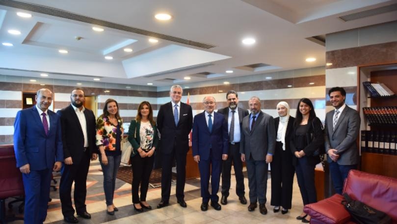 الحلبي عرض لقضايا تربوية مع زواره