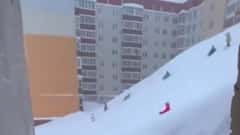 مدينة تحت الجليد... بالفيديو: الثلوج تغمر المنازل وتطمر السيارات