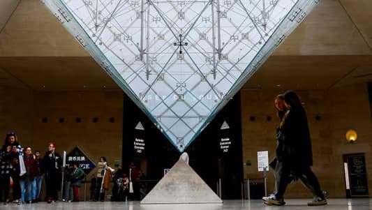 Paris' Louvre museum, in dire state, cries for help