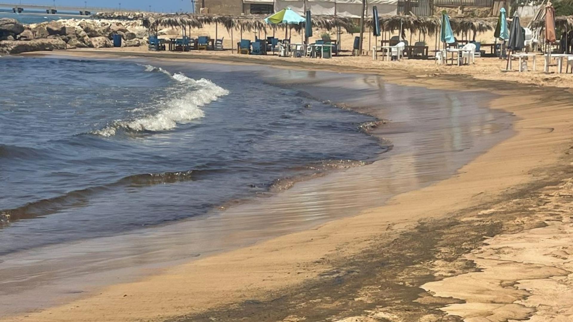 بالصور: الدفاع المدني يعالج بقعة تلوّث على شاطئ الجيّة