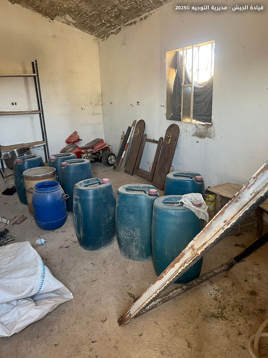 بالصور: دهم مصنع كبتاغون في القصر... وهذا ما ضُبط