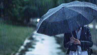 「クレイジーな」天気: 砂塵の後には…雨、ひょう、雷、そして稲妻！
